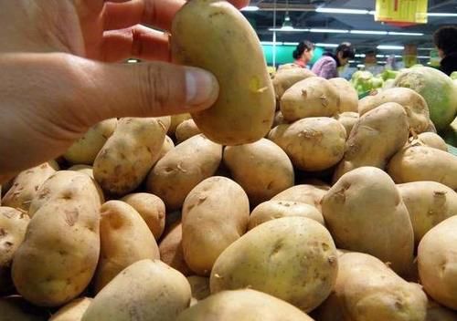 土豆买多了吃不完,教你用一个土方法保存,放久了不发芽也不变色