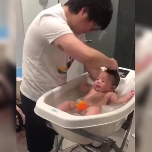 宝宝|亲爸给宝宝洗澡，上演“打水仗”火了，网友老母亲表示太真实了