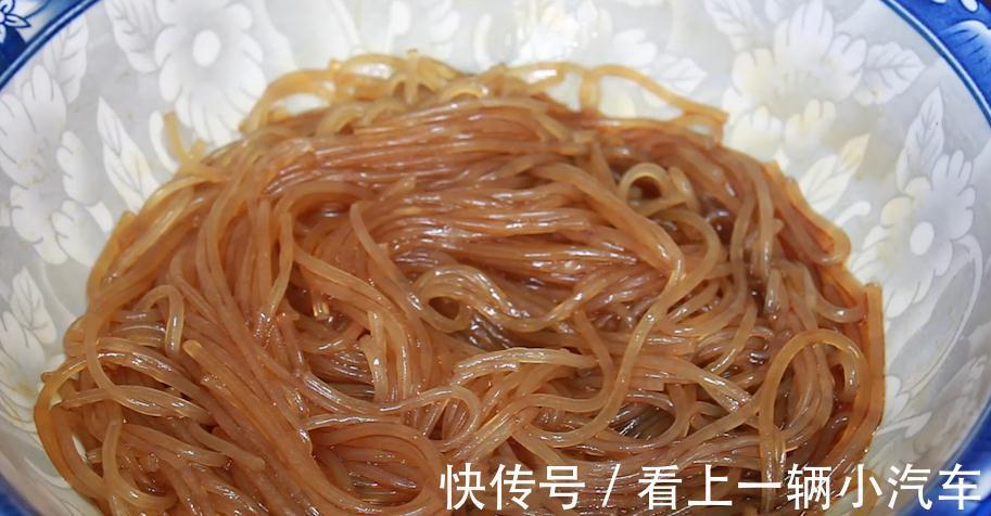 炒粉条时，最忌直接下锅炒，教你一招，不粘锅还不坨，筋道好吃