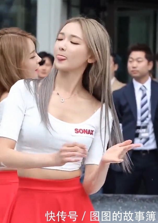 透着一|街拍:清纯的车模美女,甜美白净,气质出众