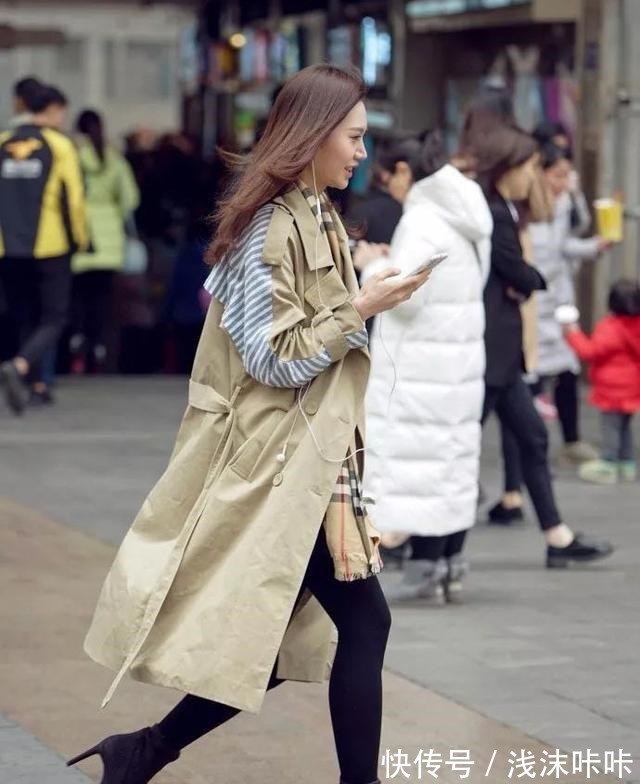 围巾 秋冬休闲风穿搭,长款风衣+格子围巾,优雅大气尽显高级时尚感!