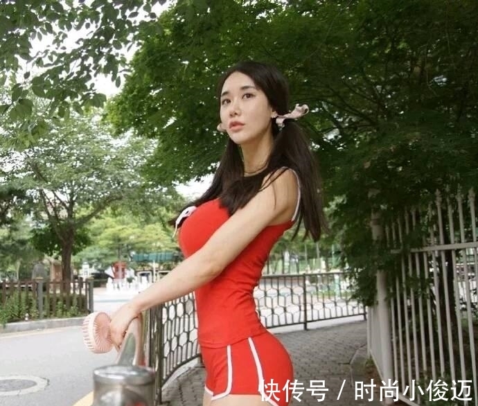 小姐姐|“晨运”遇到时髦穿着的邻家女孩,喜庆运动套装成最爱