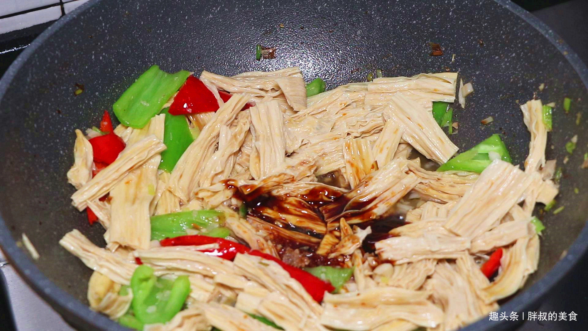 腐竹百吃不厌的做法,我家隔三差五就吃一次,比红烧肉还解馋