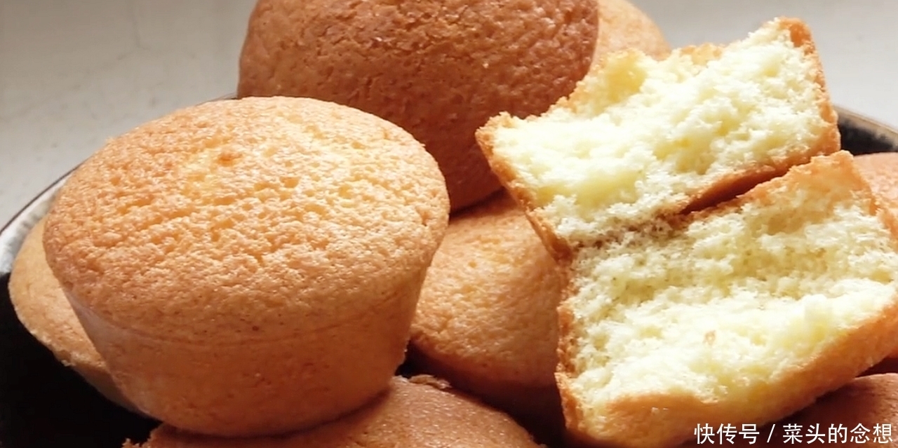 想吃小蛋糕不用买,4个鸡蛋半碗面粉,教你简易做法,蓬松又香甜