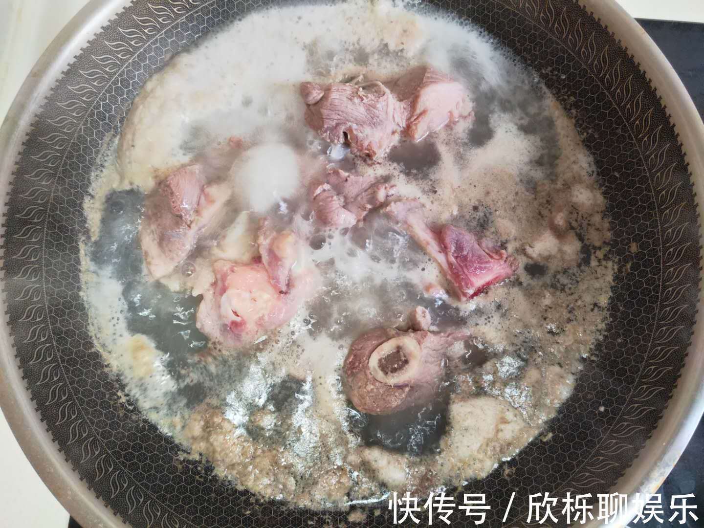 骨胶原|无论炖什么骨头汤，最忌直接加水，多加这1步，汤汁更香更浓白！