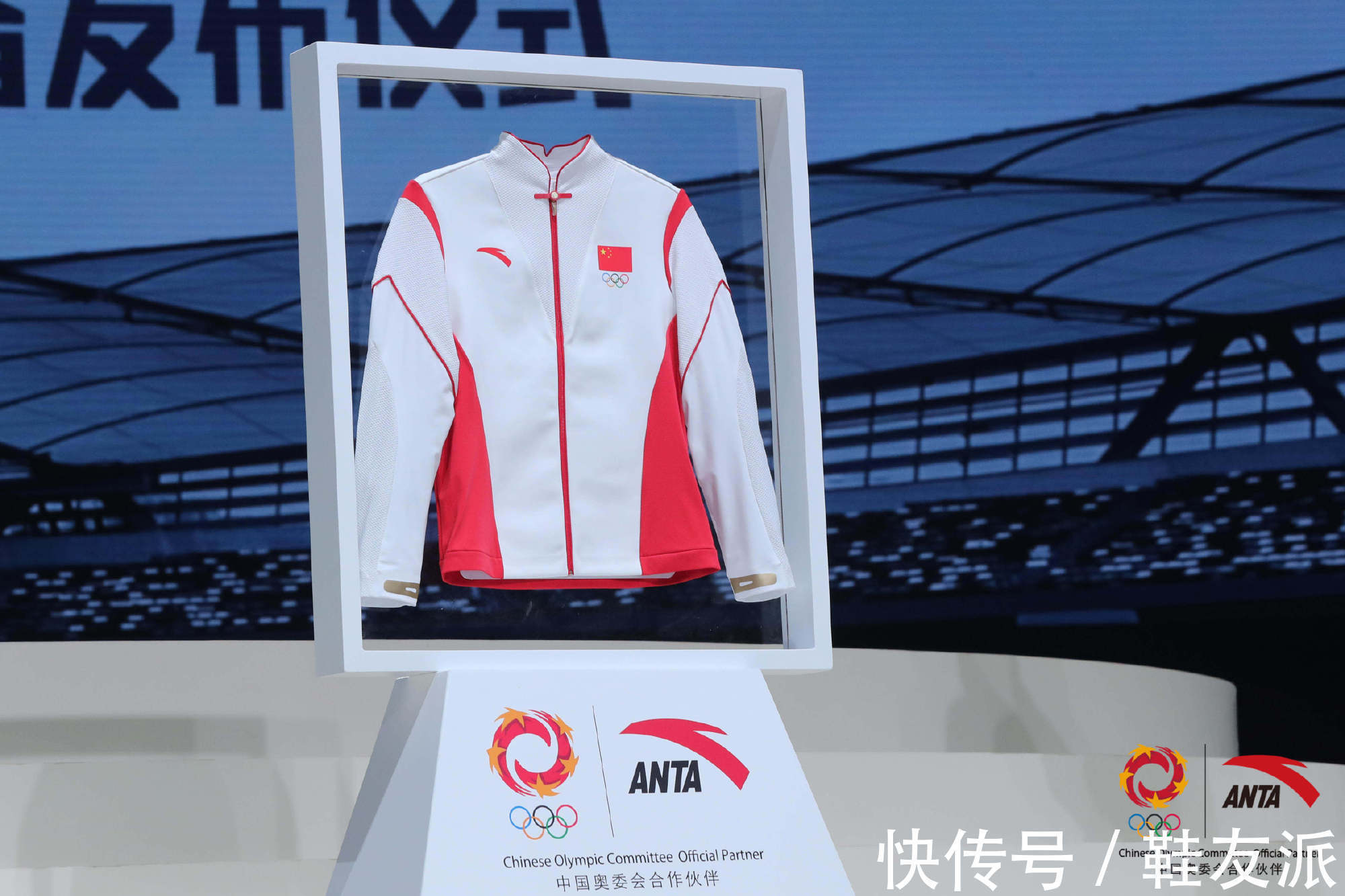 领奖服|安踏配国旗！奥运领奖鞋帅翻，走秀款单品曝光，国产品牌厉害了