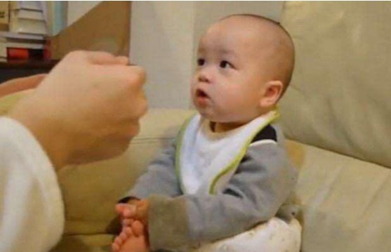儿子|老爸主动给一岁儿子喂饭,妈妈不放心进来查看,笑的直不起腰