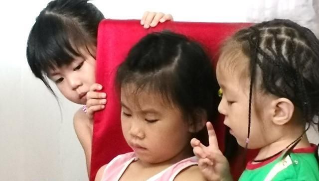 妈妈|“妈妈我能玩一下手机吗”父母2种回答，决定了孩子不同的人生