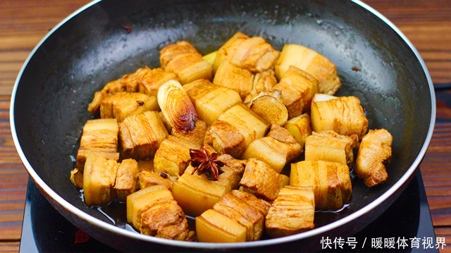 不用|这是红烧肉的最新做法,不用放糖,色泽红润,好吃不油腻!