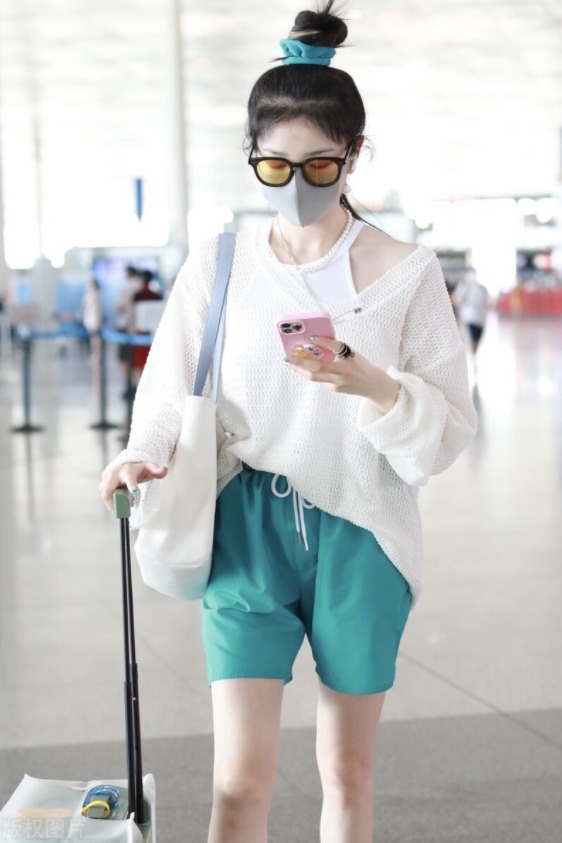 短裤|陈小纭为减龄又“费心思”了，宽松针织衫配绿色短裤，又美又耐看