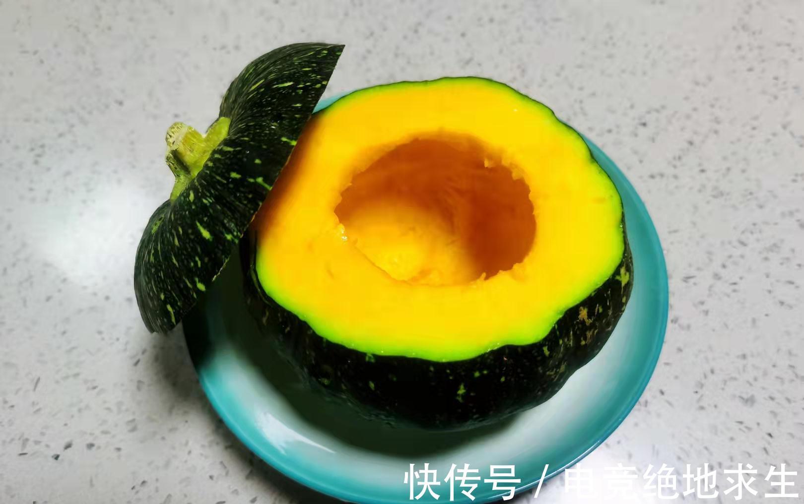 南瓜放盘中一蒸,加上牛奶,热量低高营养,补锌又补钙,好吃