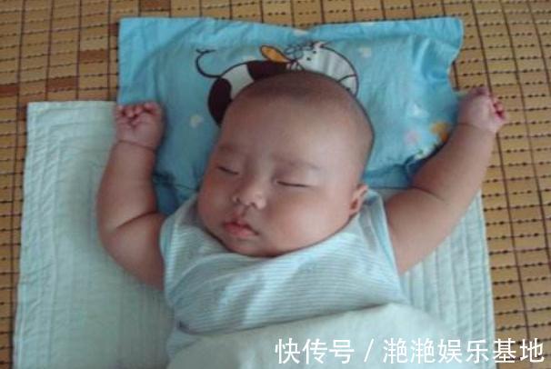 宝宝|为什么新生儿抱着睡得香,放下就醒呢?这三大原因,宝妈要知晓