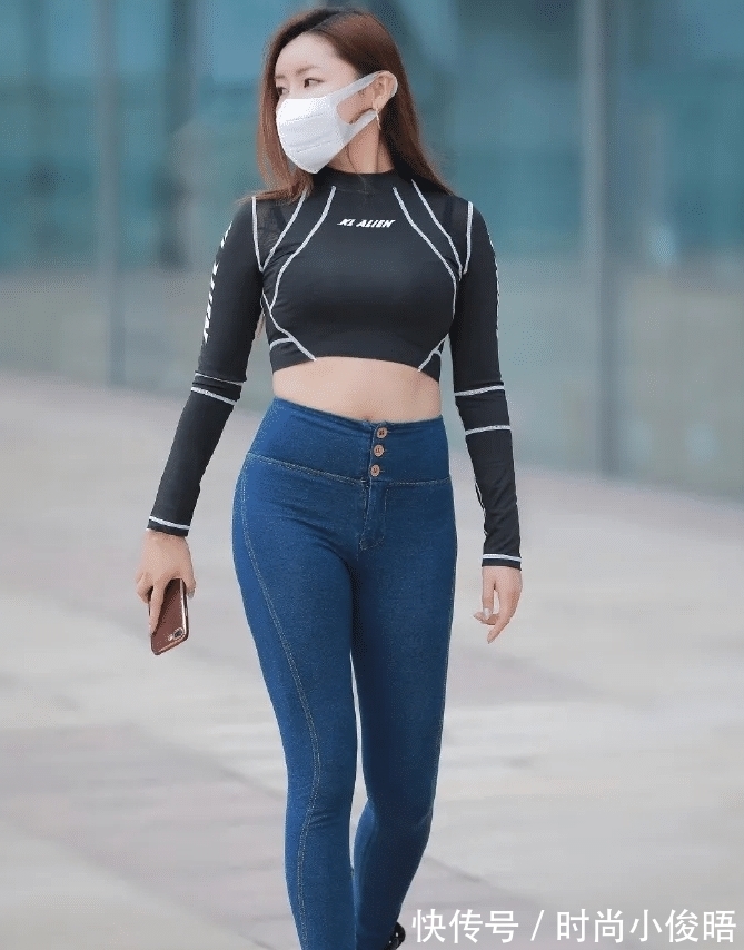 修身长|黑色短款运动衣,搭配蓝色修身长牛仔裤,尽显出青春活力的气息