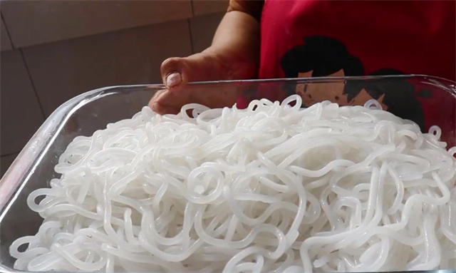 碱面|不用一点明矾,教你自制土豆粉条,白色透明筋道,比买的好多了