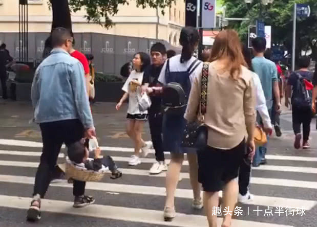 篮子|“随性奶爸”拎着娃上街火了,网友娃怕是买篮子送的吧