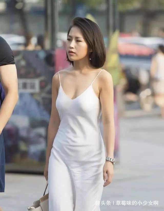 时尚 知性大方的吊带裙美女，尽显蜂腰长腿般曼妙身姿！