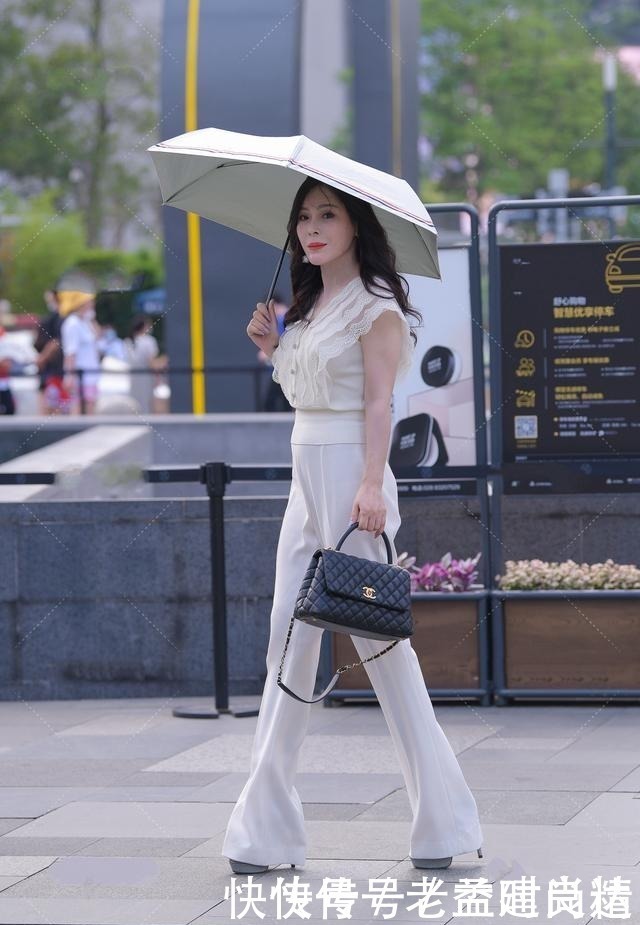 街拍|街拍：白色蕾丝上衣搭配白色喇叭裤, 性感大气, 尽显女神风采