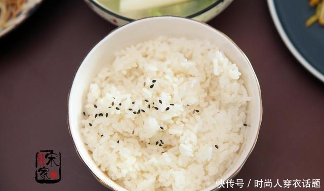 两口子的轻食晚餐,2菜1汤,美味好吃,南方朋友吃不了蒜黄!