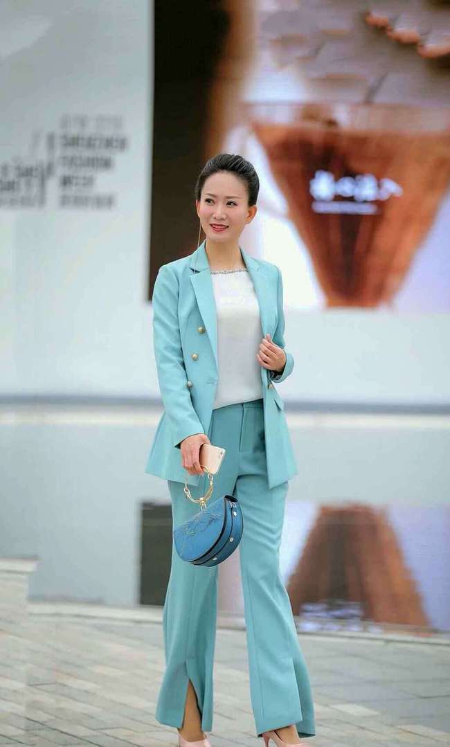 上衣 黑色上衣配包臀裙的女神,腿型完美漂亮迷人,不失性感韵味