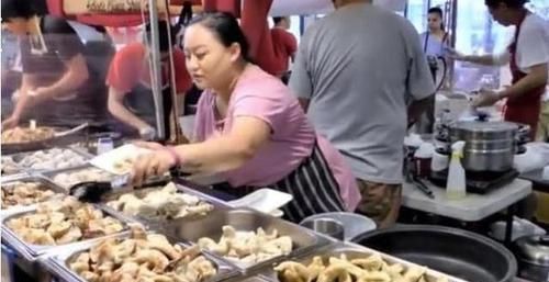  中国夫妻英国卖特色小吃，30元一份，一天卖500份，老外真好吃