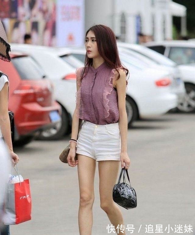 圣诞节|街拍：小阿姨身穿颜色简单的包臀裙，却把熟女气息完美展现！