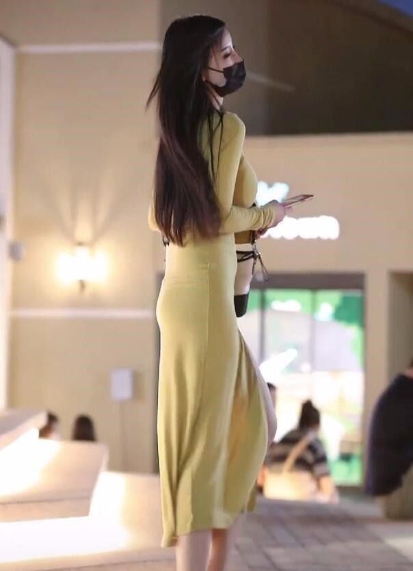 搭配 选择颜色比较简约的长裙，搭配高跟鞋显得优雅