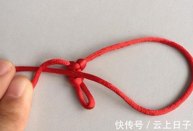 绕圈 心形结手链的编法教程,非常简单,只要2个结法就能编出!收藏了!