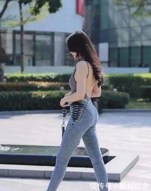 高跟鞋 美女脚上搭配一双浅色系的高跟鞋,会给她的整体搭配加分