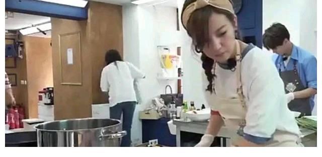 丁真|《中餐厅》丁真被节目组问厨艺，他笑笑不说话，这个细节暴露心思