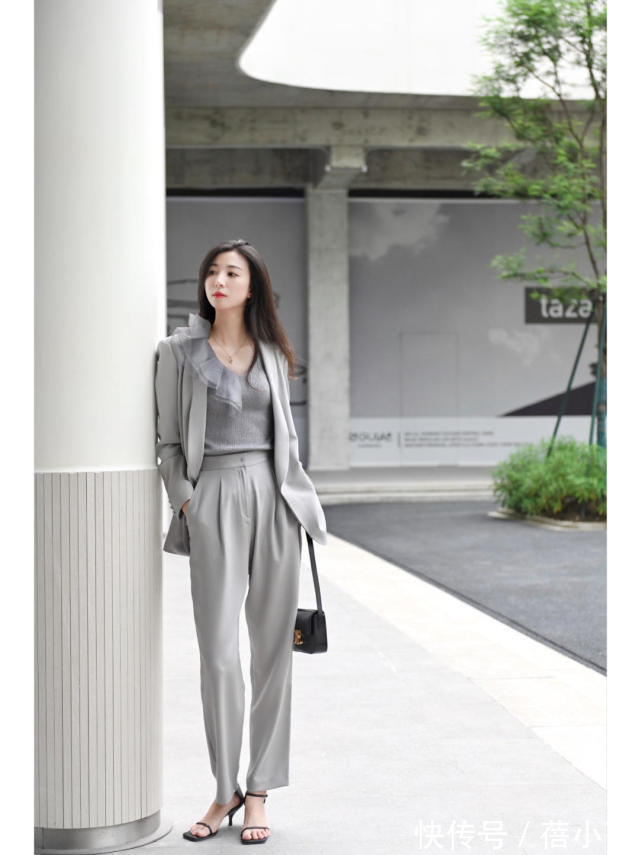 包包 穿衣简约高级的女性,春季都穿“西装”,看这些气质博主就知道了