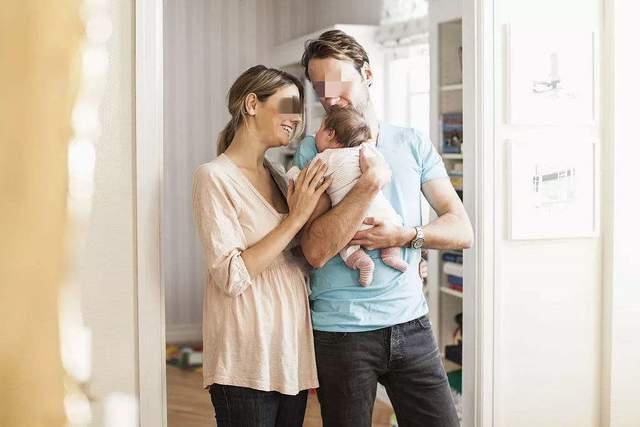 小佳|为什么婴儿喜欢被抱着走动,大人一坐下就哭?这些原因爸妈要明白