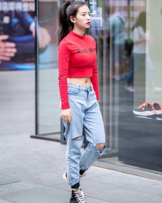 气质|街拍:边走边打电话的时尚辣妈,身材高挑气质靓丽