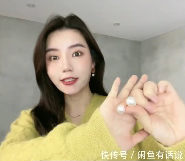 效果|30岁博主亲身示范,同件针织开衫搭出2种效果,阿姨和姐姐的区别