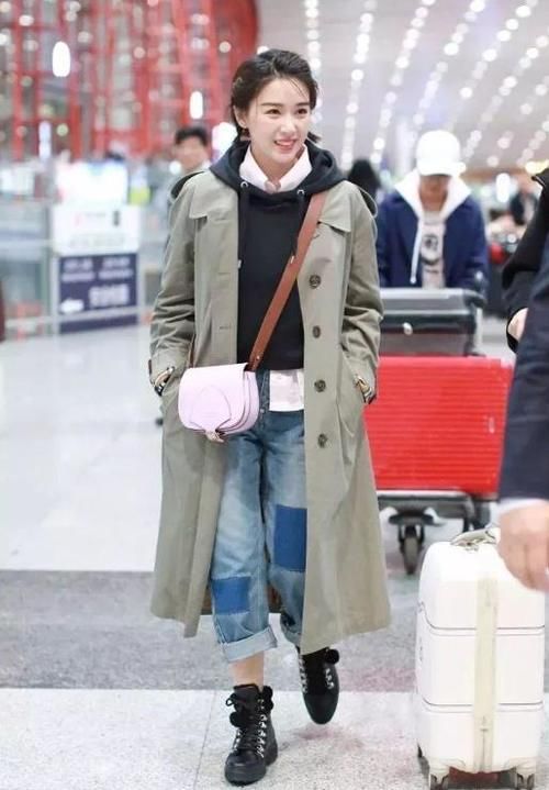 “卫衣+衬衫”才是2021年春天最火混搭,时髦减龄又显气质