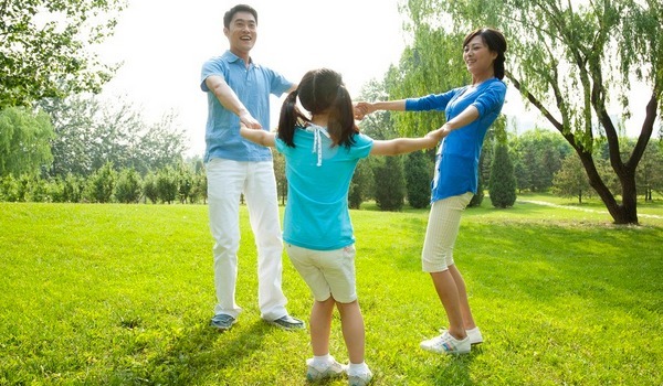 带娃爬山突遇下雨,“袋鼠奶爸”火了,宝宝:我是谁?我在哪?