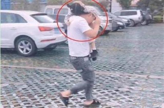 女儿|爸爸抱着女儿遮雨火了,“小棉袄”成了“工具人”,不愧是亲爹