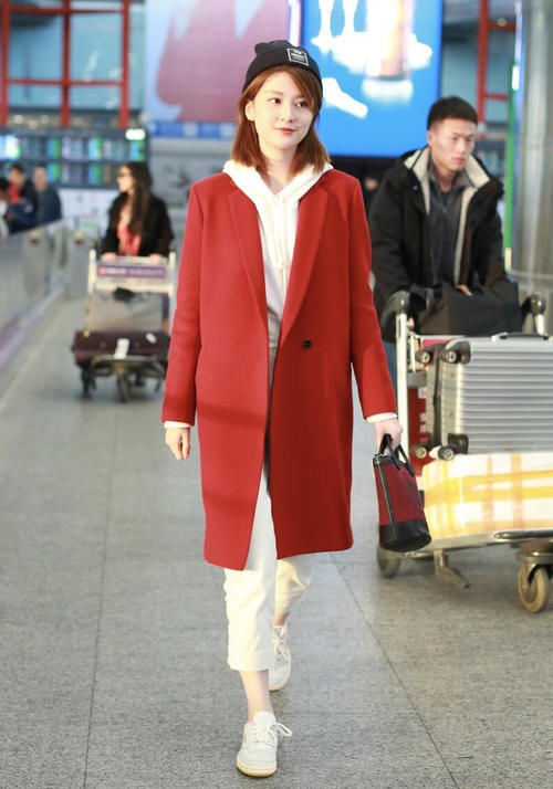 红色配什么颜色好看？配黑色白色或蓝色都不错，洋气明媚又时尚