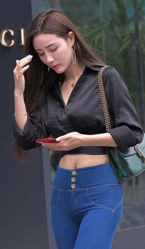 小蛮腰|能把紧身裤穿成这样的女生，身材肯定不会差，妥妥的性感女神