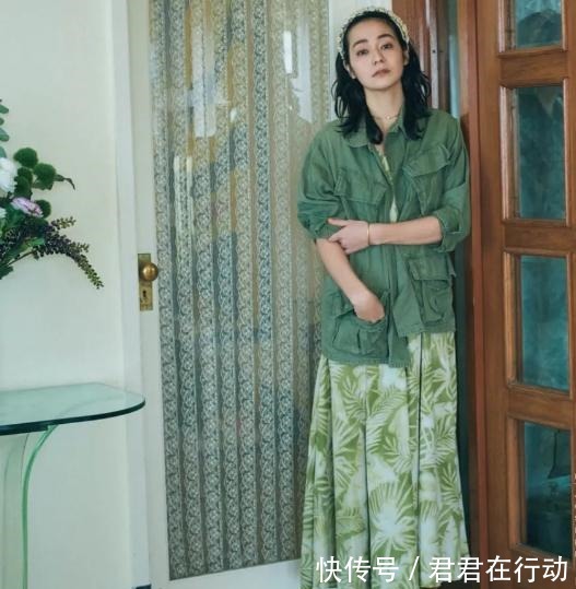 素色 懂穿衣，更优雅，日本太太的素色搭配，色彩对比浓烈，穿搭更吸睛！