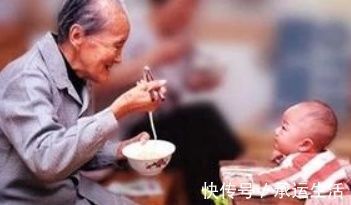 宝宝|最不适合照看孩子的5种老人,经验未必都是对的,你父母是哪种?