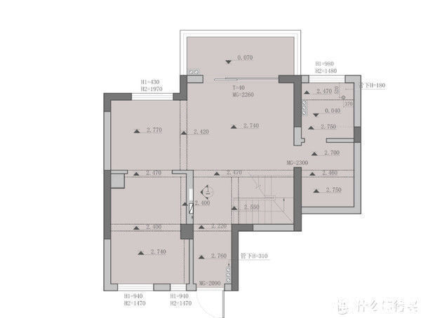 墙面|这对夫妻很有远见,买下120平复式小楼,客厅开阔还有双储物间