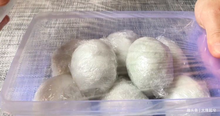 把白酒倒进鸭蛋里，真是厉害了，个个翻沙流油，吃着满嘴留香