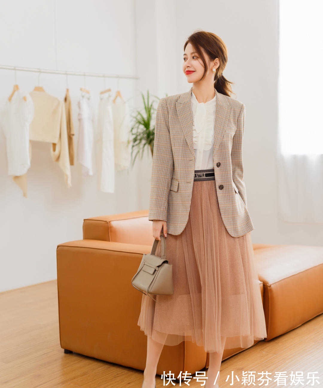 穿搭 女生秋冬穿风衣时，不管高矮，搭配这5双鞋子，照着穿都很高级