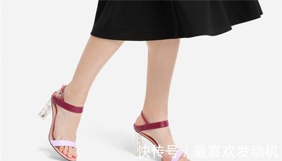 双脚 搭配超高的一字带细跟高凉鞋, 让你的双脚更显纤细与修长!