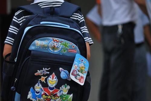 不良习惯|别让书包压弯孩子的腰,保护孩子“脊柱”不受罪,家长不要大意了