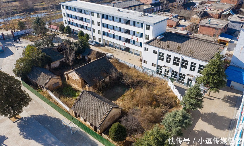 这所学校里藏一座守备衙门,始建于清乾隆七年,损坏严重令人惋惜