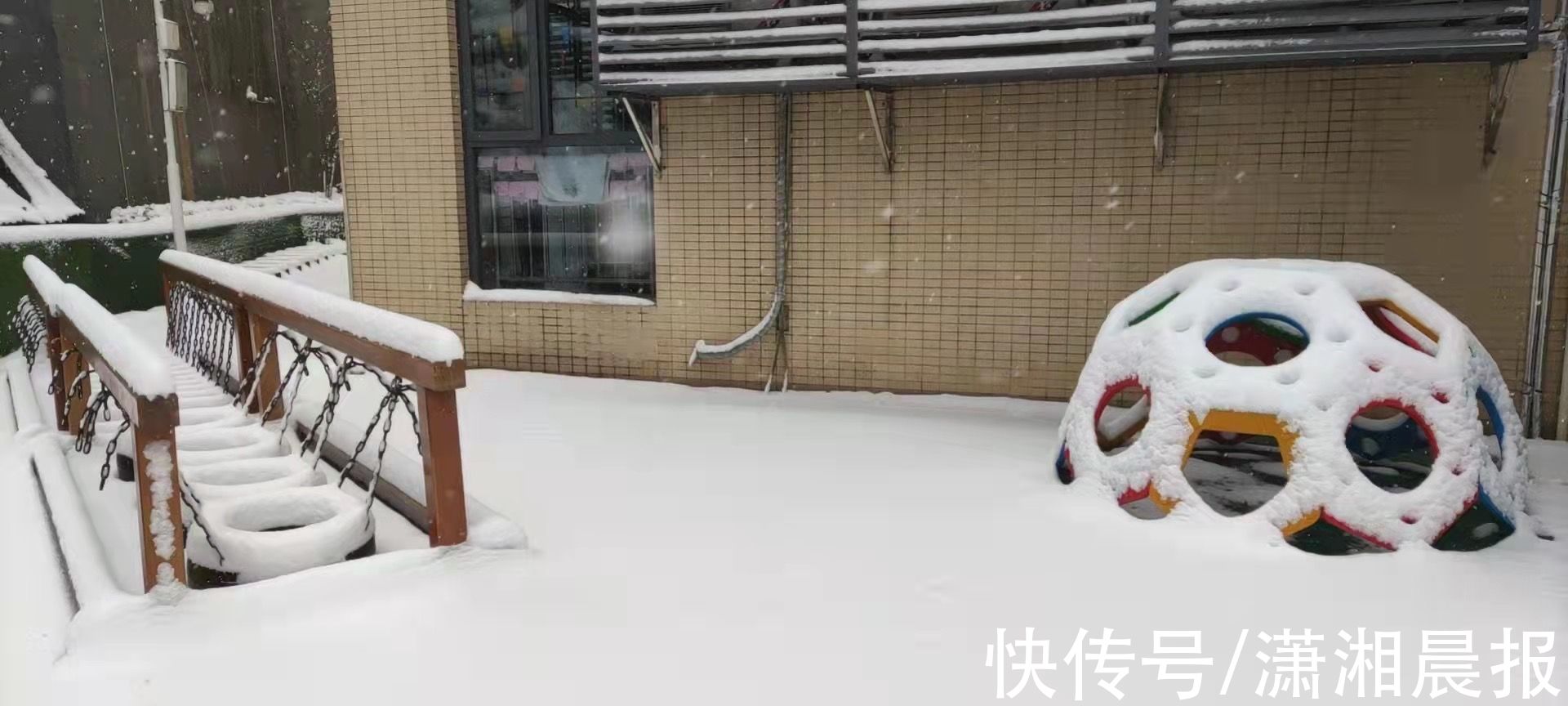 长沙|长沙初雪自带美颜滤镜，校园里“千树万树梨花开”