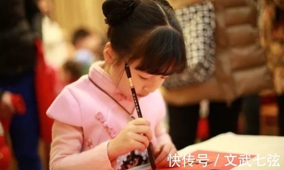 李白|一厕所门口挂对联,上联:“来人不蹲就站”,下联一出令人捧腹