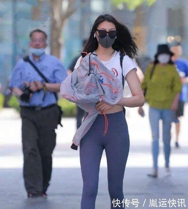 高挑 蓝色打底裤搭配甜美时尚上衣,变得更加时尚,让自己看起来高挑!