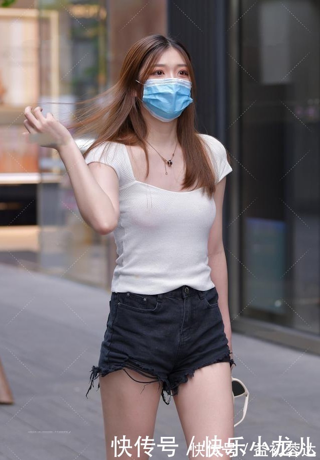 搭配|白色针织衫搭配黑色毛边裤,简约活泼,日常休闲